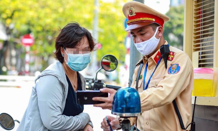 Camera giao thông có phạt nguội không? Căn cứ pháp luật 6 Người dân xem lại hình ảnh tham gia giao thông